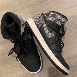 Worn once indoor Jordan’s